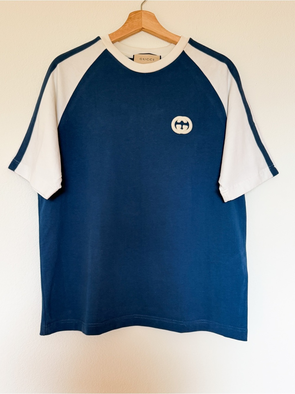 Gucci Men's Navy and White Raglan Logo T-Shirt size Medium